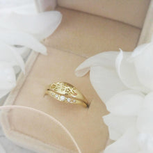 Gold flowers signet ring, vintage style floral ring for women, Unique Gold wedding ring, alternative bride wedding band, flower wedding band