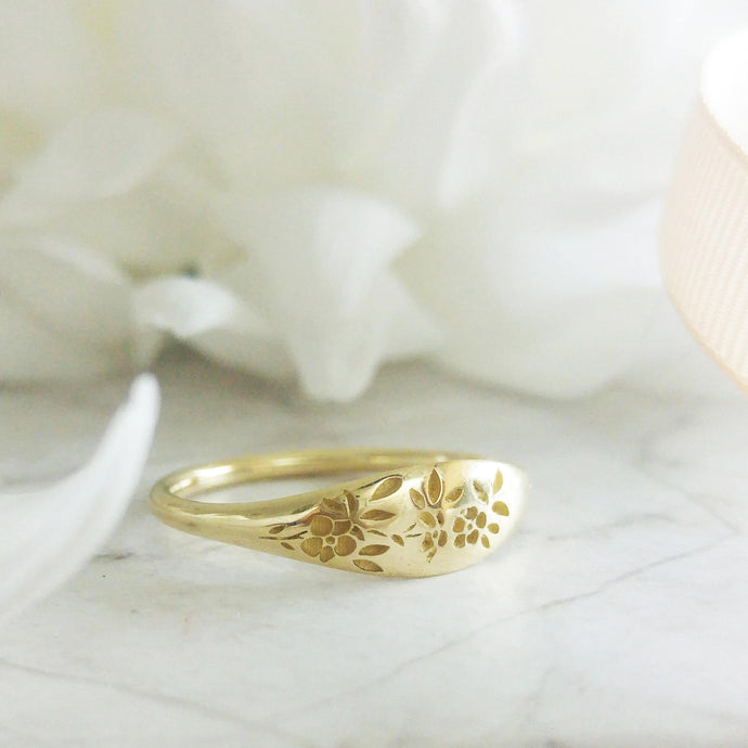 Gold flowers signet ring, vintage style floral ring for women, Unique Gold wedding ring, alternative bride wedding band, flower wedding band