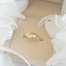 Gold flowers signet ring, vintage style floral ring for women, Unique Gold wedding ring, alternative bride wedding band, flower wedding band