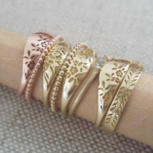 Gold flowers signet ring, vintage style floral ring for women, Unique Gold wedding ring, alternative bride wedding band, flower wedding band