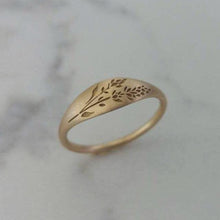Gold flower signet ring, 14k gold lavender flower ring, flower wedding band, Mother's day gift , personalized Valentine's day gift