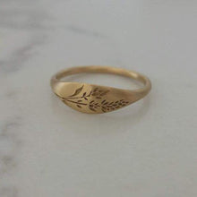 Gold flower signet ring, 14k gold lavender flower ring, flower wedding band, Mother's day gift , personalized Valentine's day gift