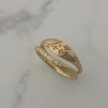 Gold flower signet ring, 14k gold lavender flower ring, flower wedding band, Mother's day gift , personalized Valentine's day gift