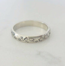 Flower wedding band, vintage style floral ring for women