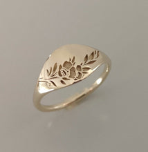 Vintage style floral ring for women, Gold flower signet ring, Unique Gold wedding ring, 14k gold wedding band
