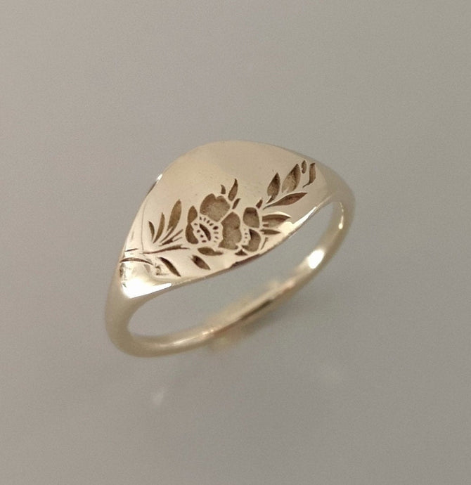 Vintage style floral ring for women, Gold flower signet ring, Unique Gold wedding ring, 14k gold wedding band