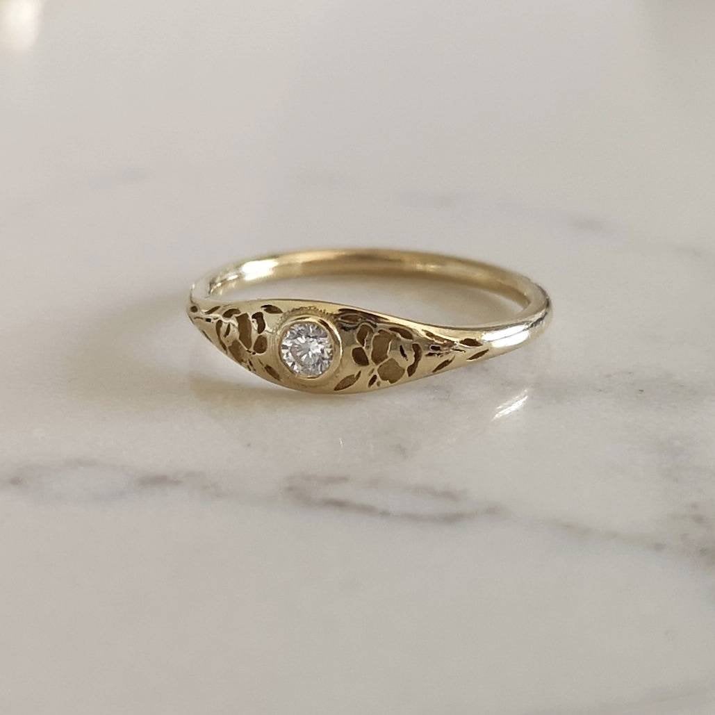 Gold flower signet ring, vintage style floral crown ring for women, Unique Gold wedding ring, 14k gold wedding band, flower wedding band