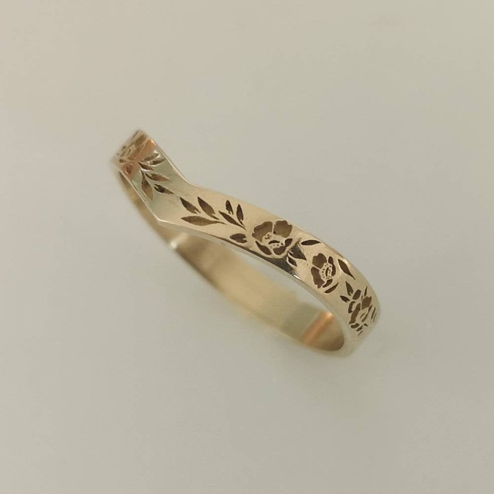 Flower wedding band, vintage style floral ring for women, 14k gold V shaped flower