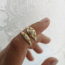 Gold flower signet ring, vintage style floral crown ring for women, Unique Gold wedding ring, 14k gold wedding band, flower wedding band