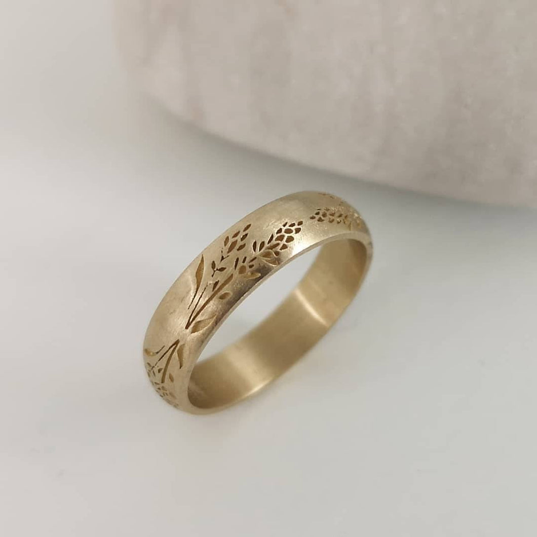Lavender wedding band, 14k gold lavender stalk ring for women, engraved flower ring