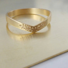 Gold V ring, Womens wedding ring, Unique wedding band, Vintage style wedding ring, gold leaves wedding band, 14k gold leaves wedding ring
