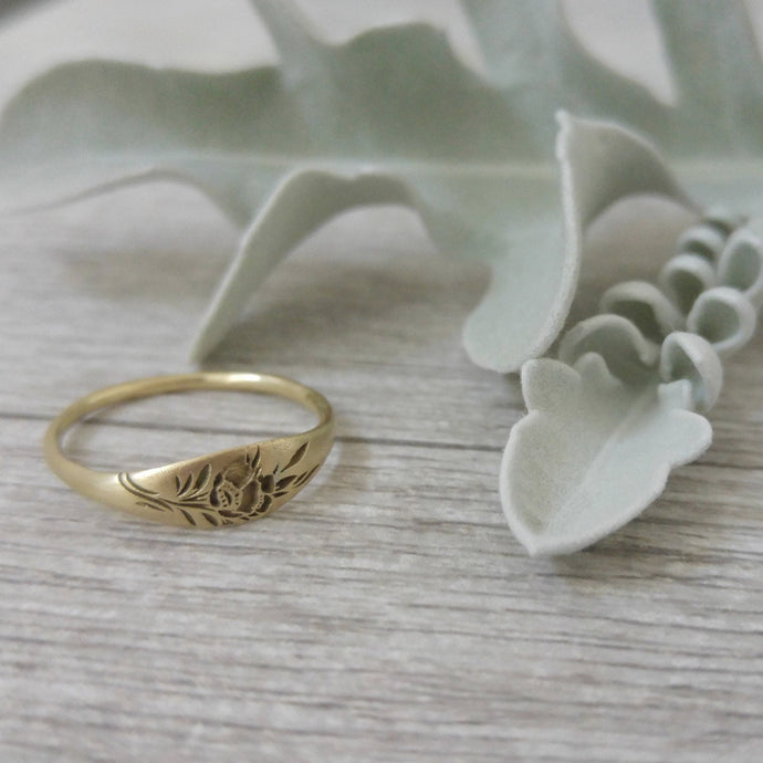 Gold flower ring, vintage style signet ring for women, Unique Gold wedding ring, 14k gold wedding band, flower wedding band, gold signet